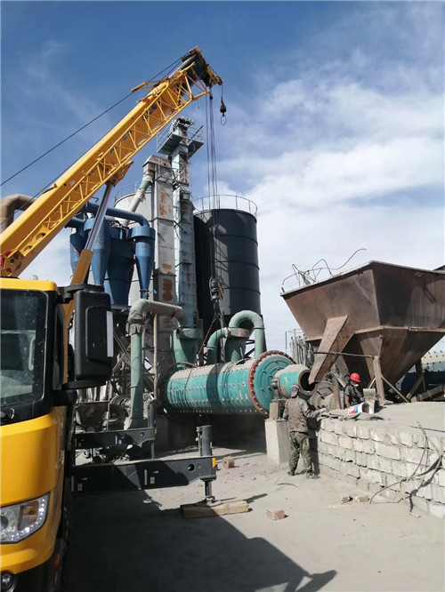 海城区设备搬运等各类工程项目中，吊车起着关键作用