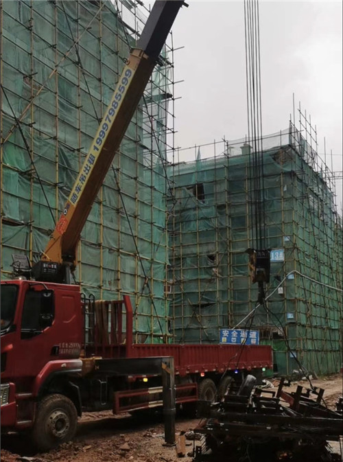 海城区“慢工细活”—— 吊车的 “微动控制” 技术
